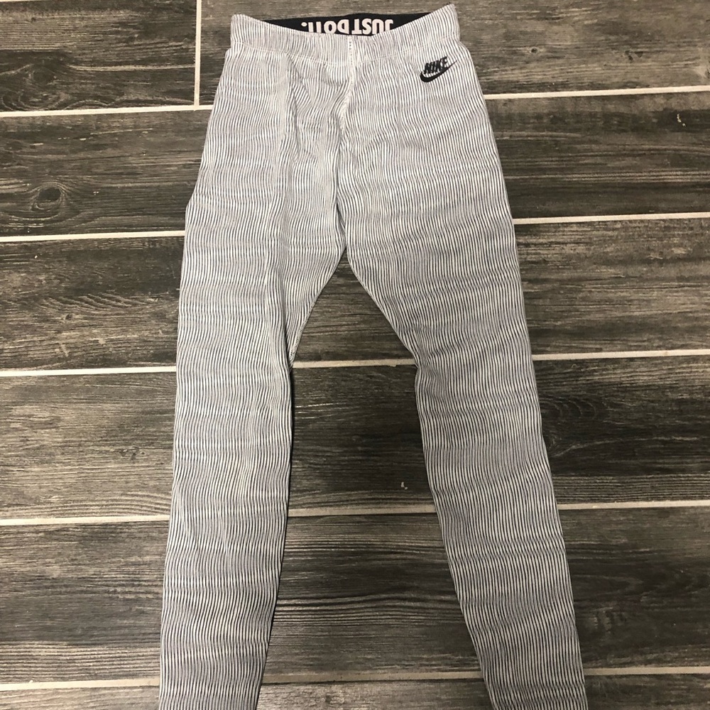 Nike leggings. Regular length. Lightweight and comfortable. High waisted.
